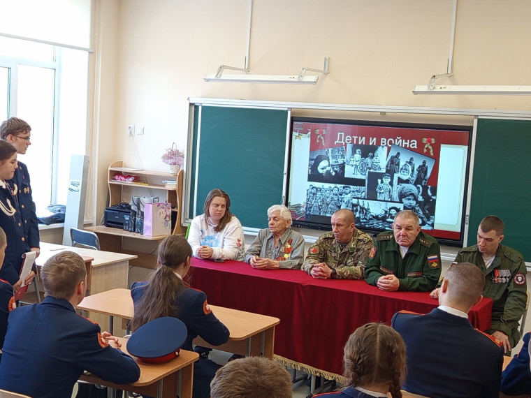 Встреча поколений защитников Отечества "Время выбрало нас" в школьном музее Великой Отечественной войны.